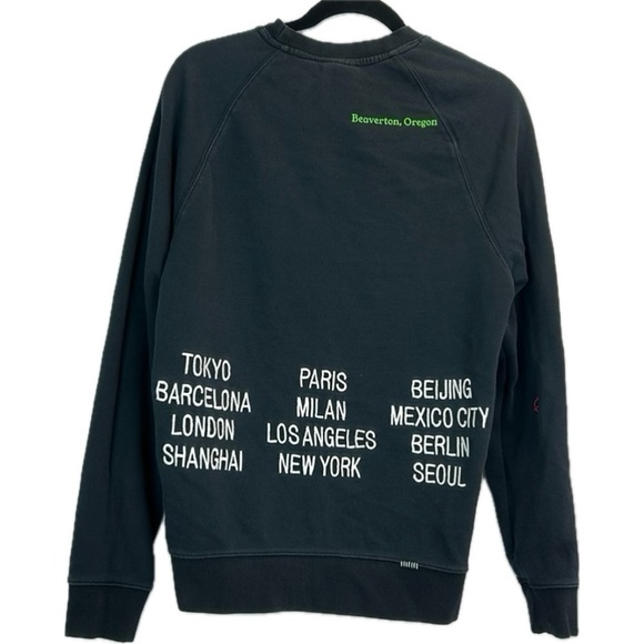 NIKE SPORTSWEAR WORLD TOUR EMBROIDERED CREWNECK SWEATSHIRT MENS SIZE S - Picture 1 of 11
